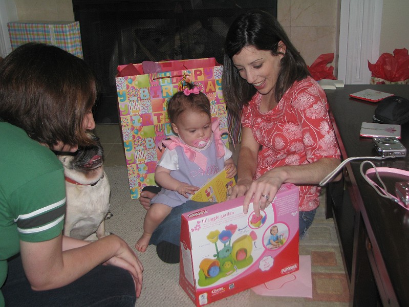 IMG_2633.JPG - Aunt Nicole gave me this flower set.