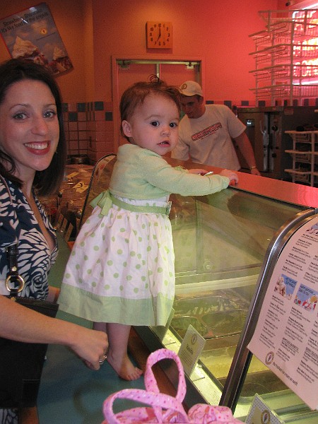 IMG_2760.JPG - Gimme some vanilla. Some pralines and cream. I'll take a little a that rocky road you got there. And someting for the parents, too.